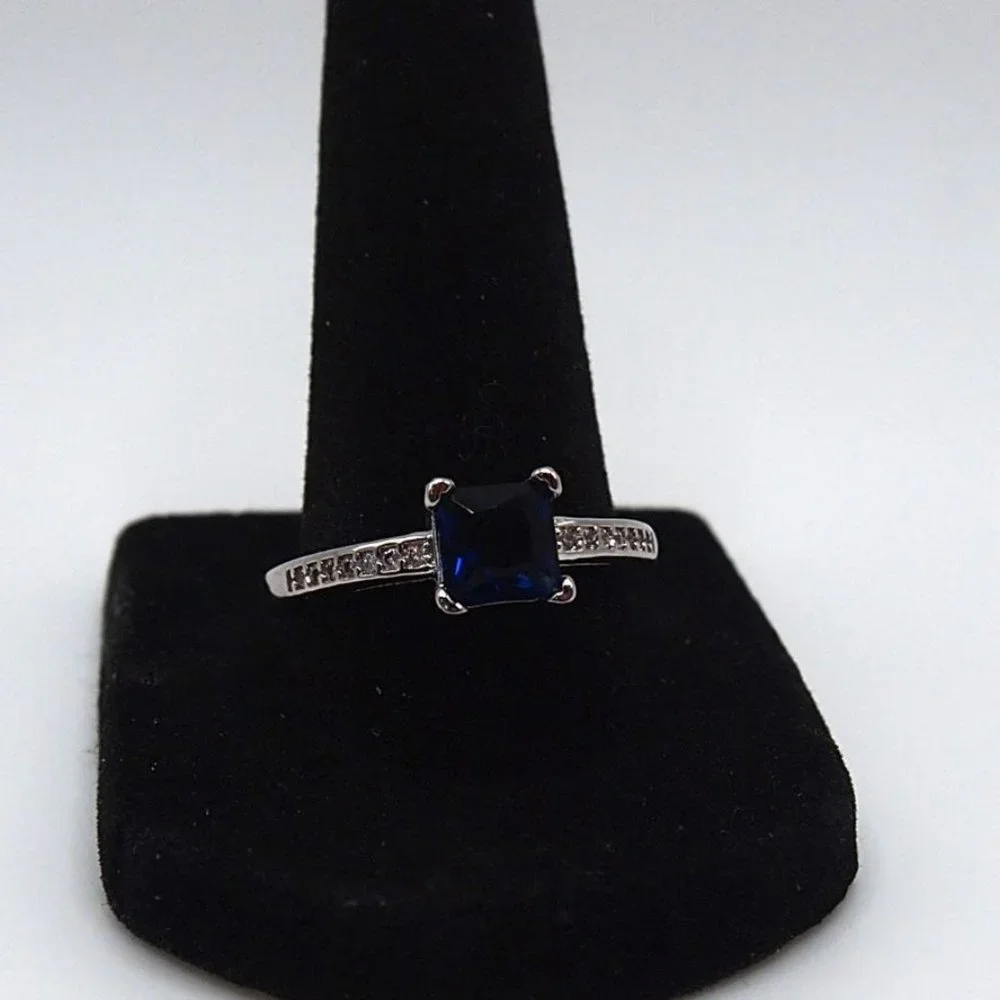 Brilliant Ladies Sapphire Blue Princess Cut 1.00ctw Ring